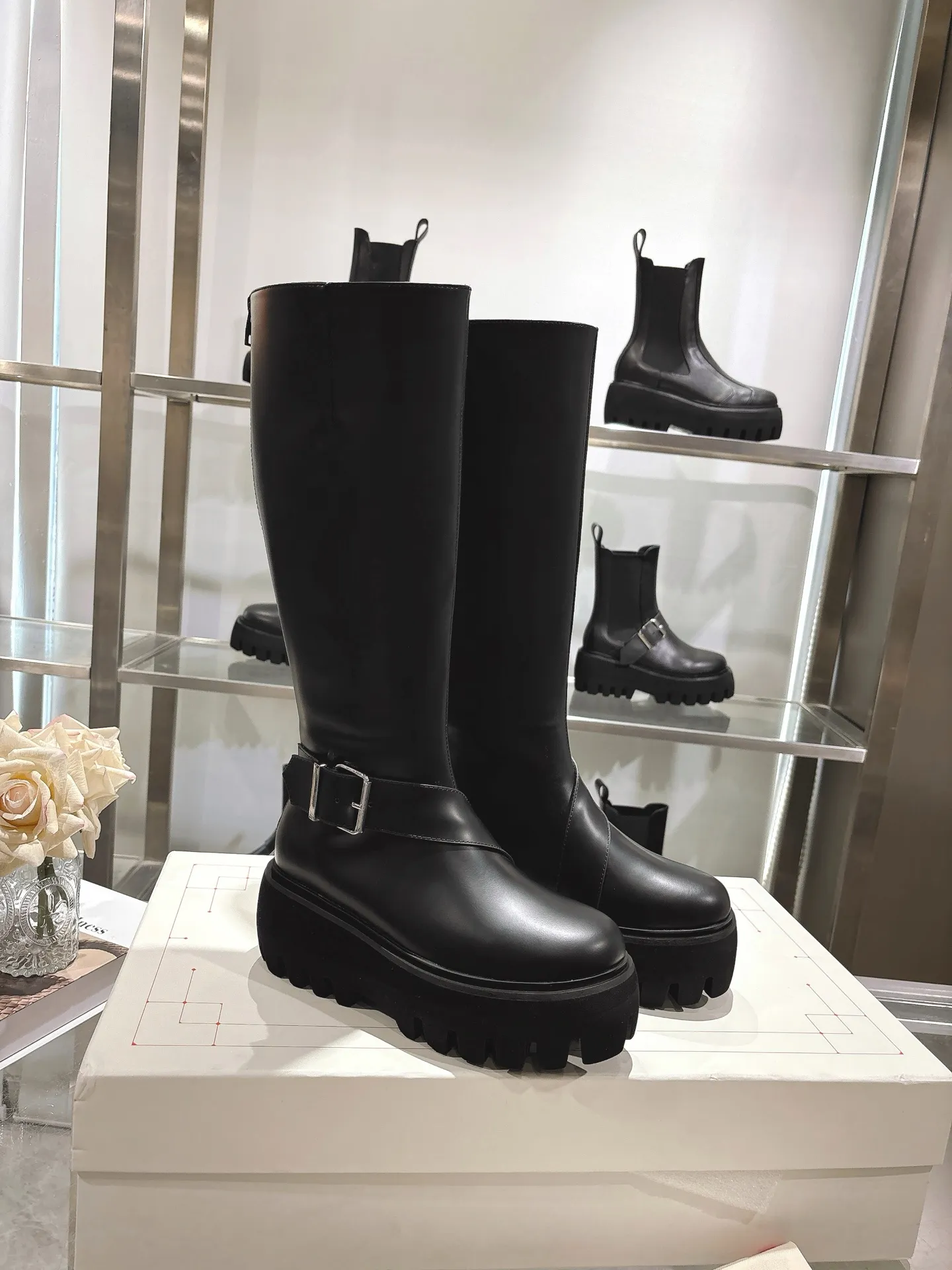👟👟Ex-factory price 1000👟👟 The official website is synchronized with MCQUEEN/McQueen 2025 autumn and winter Sofa Chelsea boots. Silver metal buckle on the side of the shoe. Equipped with light flange and several layers of combined outsole. 6 cm thickness. Heel pull-on process. Black calfskin fabric. Women 35-40.